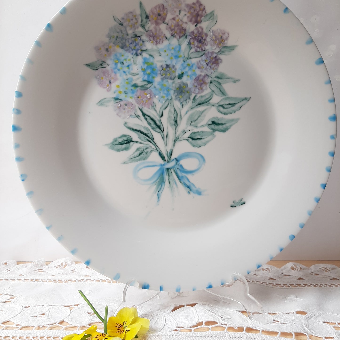 Plato esmaltado de porcelana pintado a mano hortensia único artesanal no calcomania.