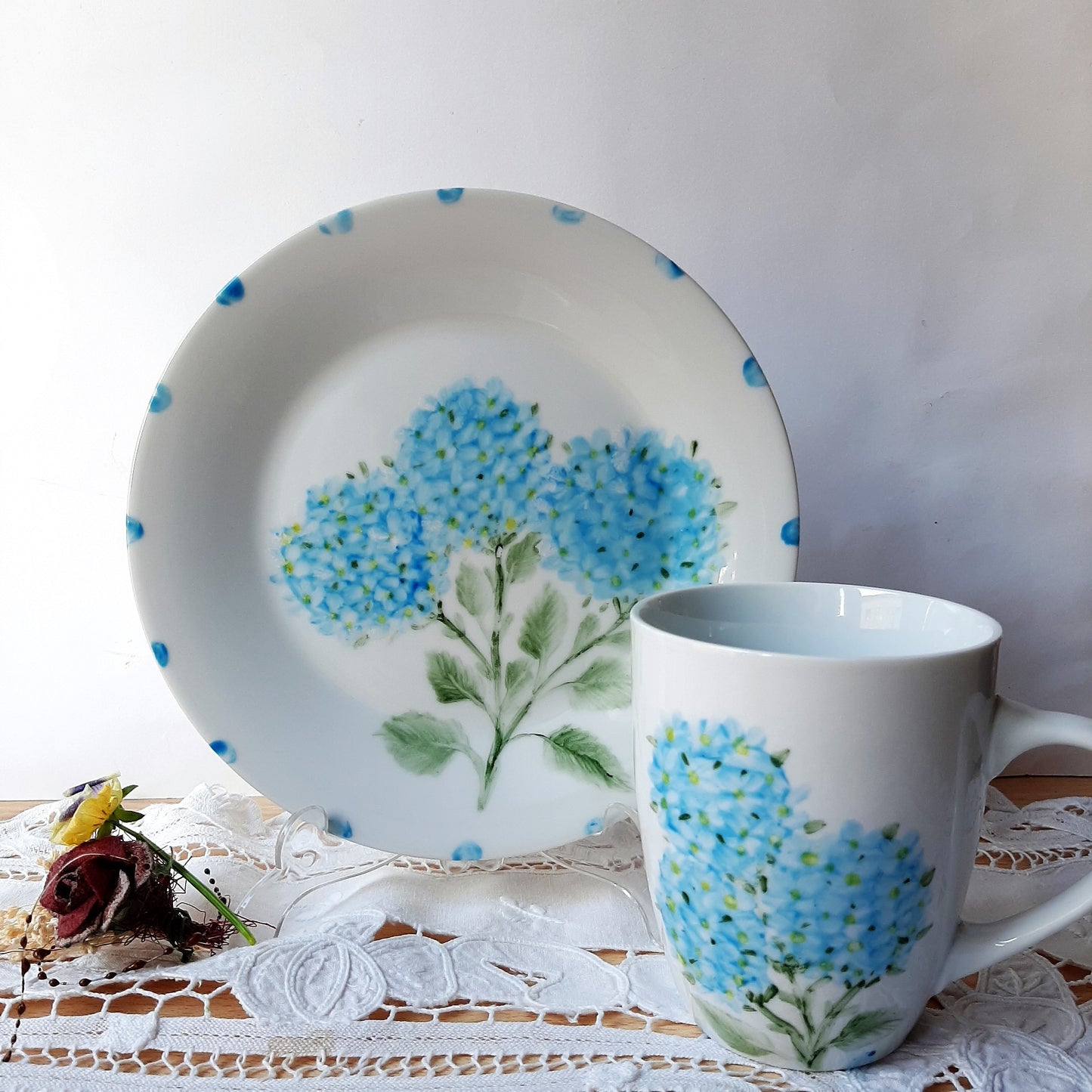 Plato y taza de porcelana esmaltado, pintado a mano, hortensia, objeto artesanal, arte floral, únicos .