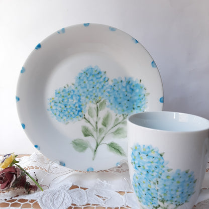 Plato y taza de porcelana esmaltado, pintado a mano, hortensia, objeto artesanal, arte floral, únicos .