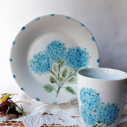 Plato y taza de porcelana esmaltado, pintado a mano, hortensia, objeto artesanal, arte floral, únicos .