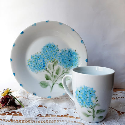 Plato y taza de porcelana esmaltado, pintado a mano, hortensia, objeto artesanal, arte floral, únicos .