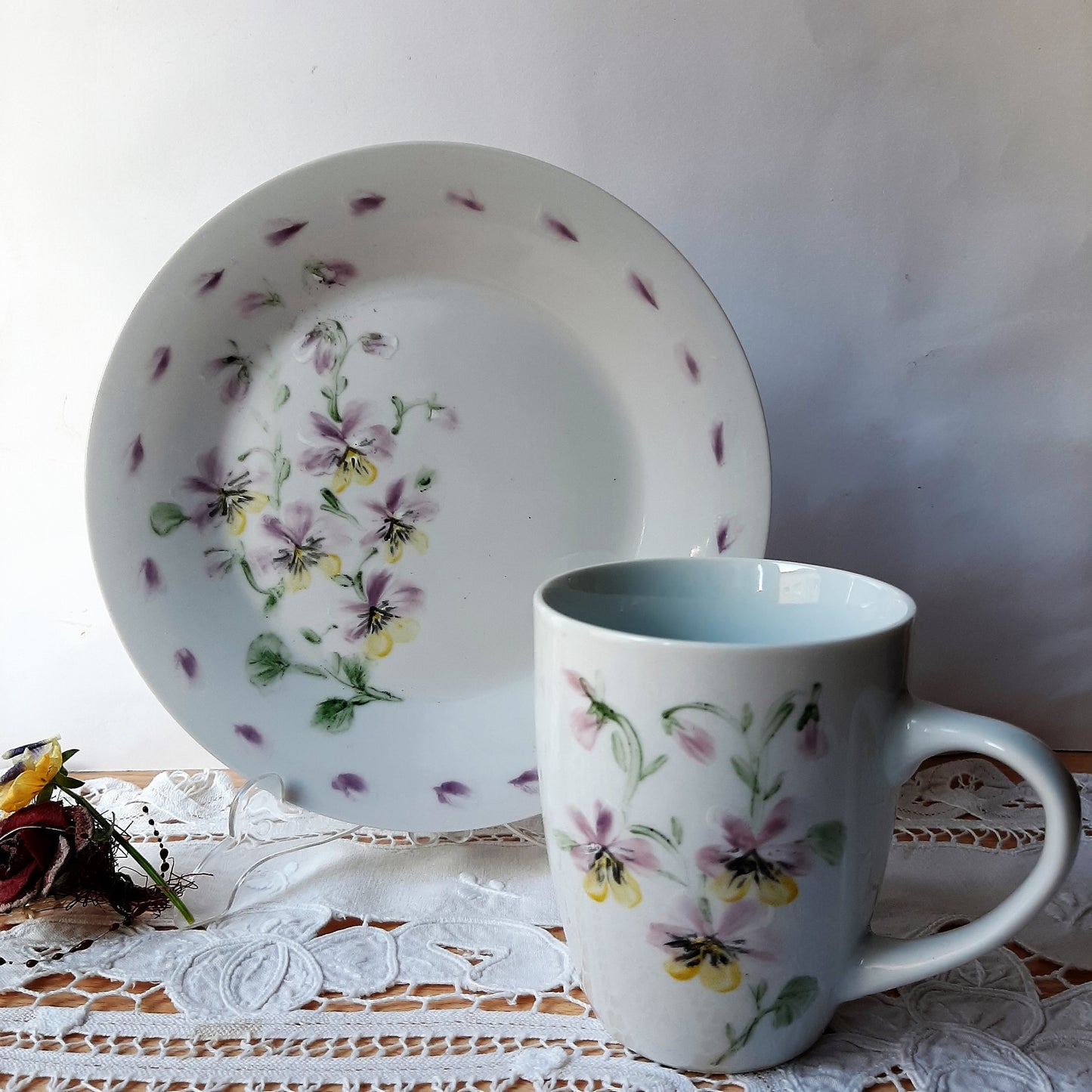 Plato y taza de porcelana esmaltado, pintado a mano, pensamiento, objeto artesanal, arte floral.