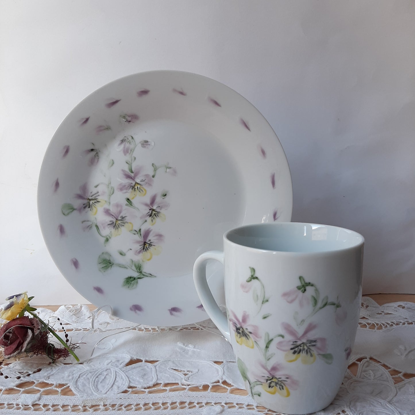 Plato y taza de porcelana esmaltado, pintado a mano, pensamiento, objeto artesanal, arte floral.