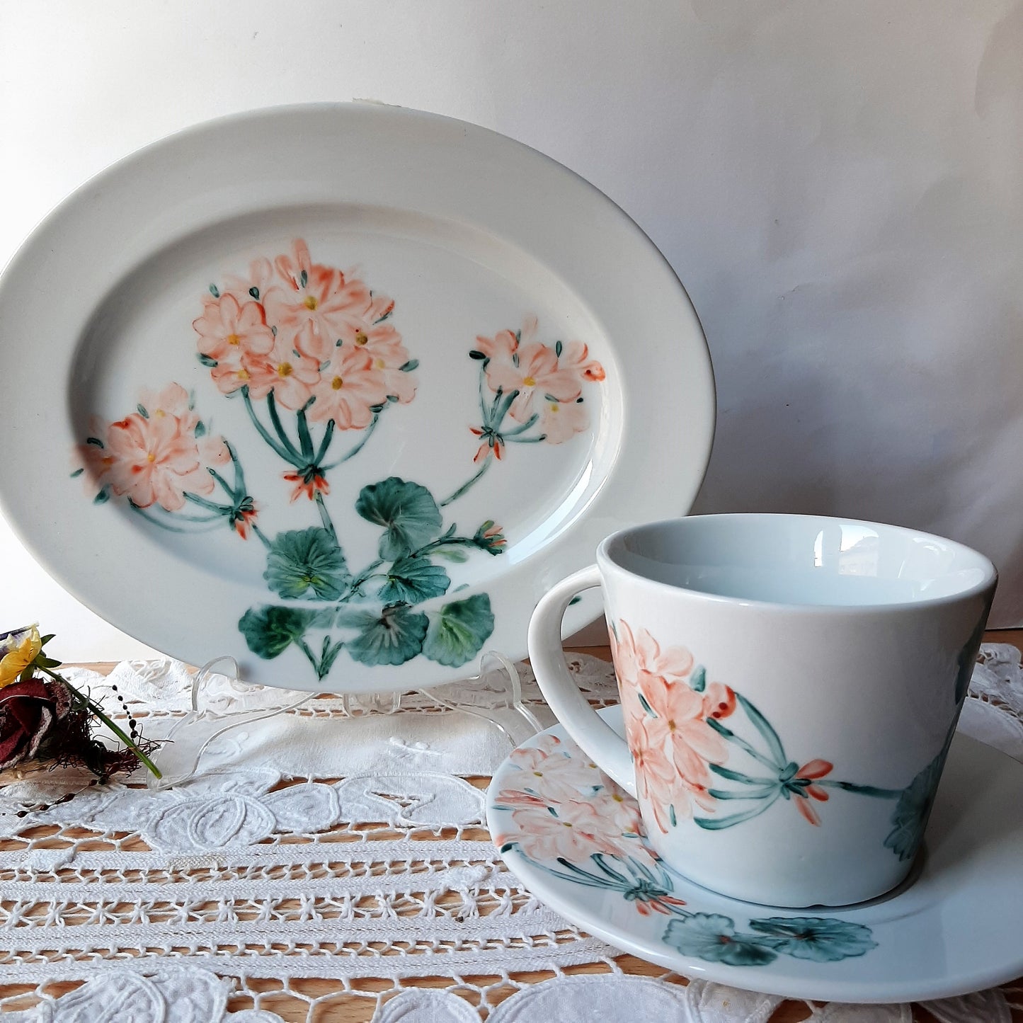 Juego de café de 6 servicios porcelana pintada a mano geranio floral.