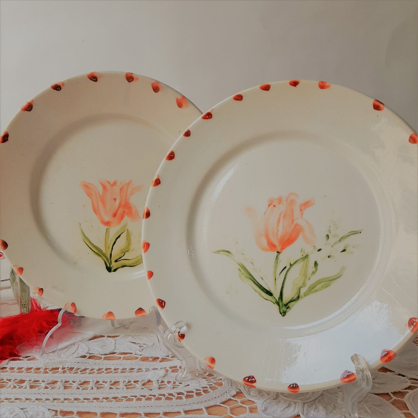 Set 2 platos pintados a mano tulipanes porcelana floral artesanal.