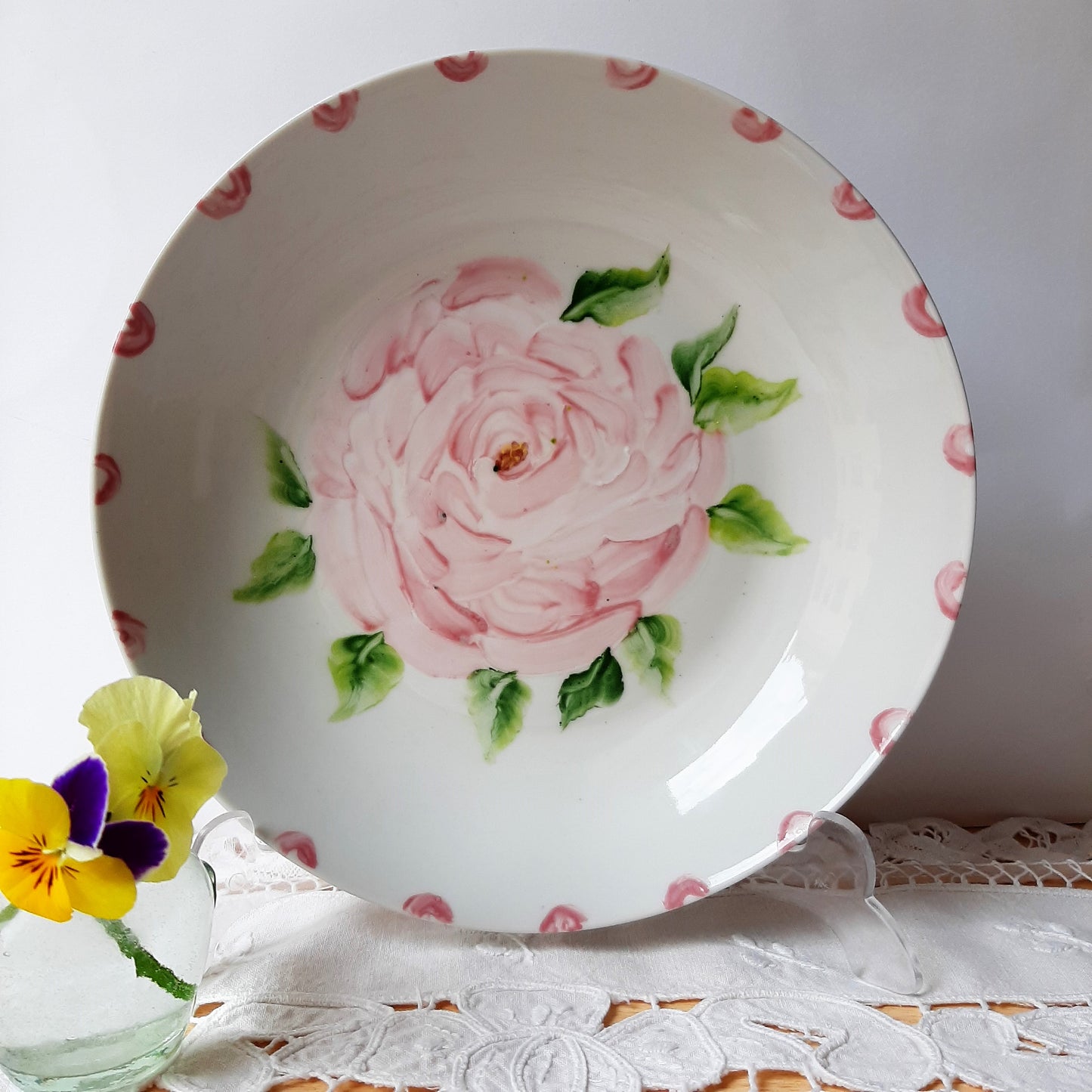 Plato pintado a mano porcelana rosa grande único artesanal no calcomania .