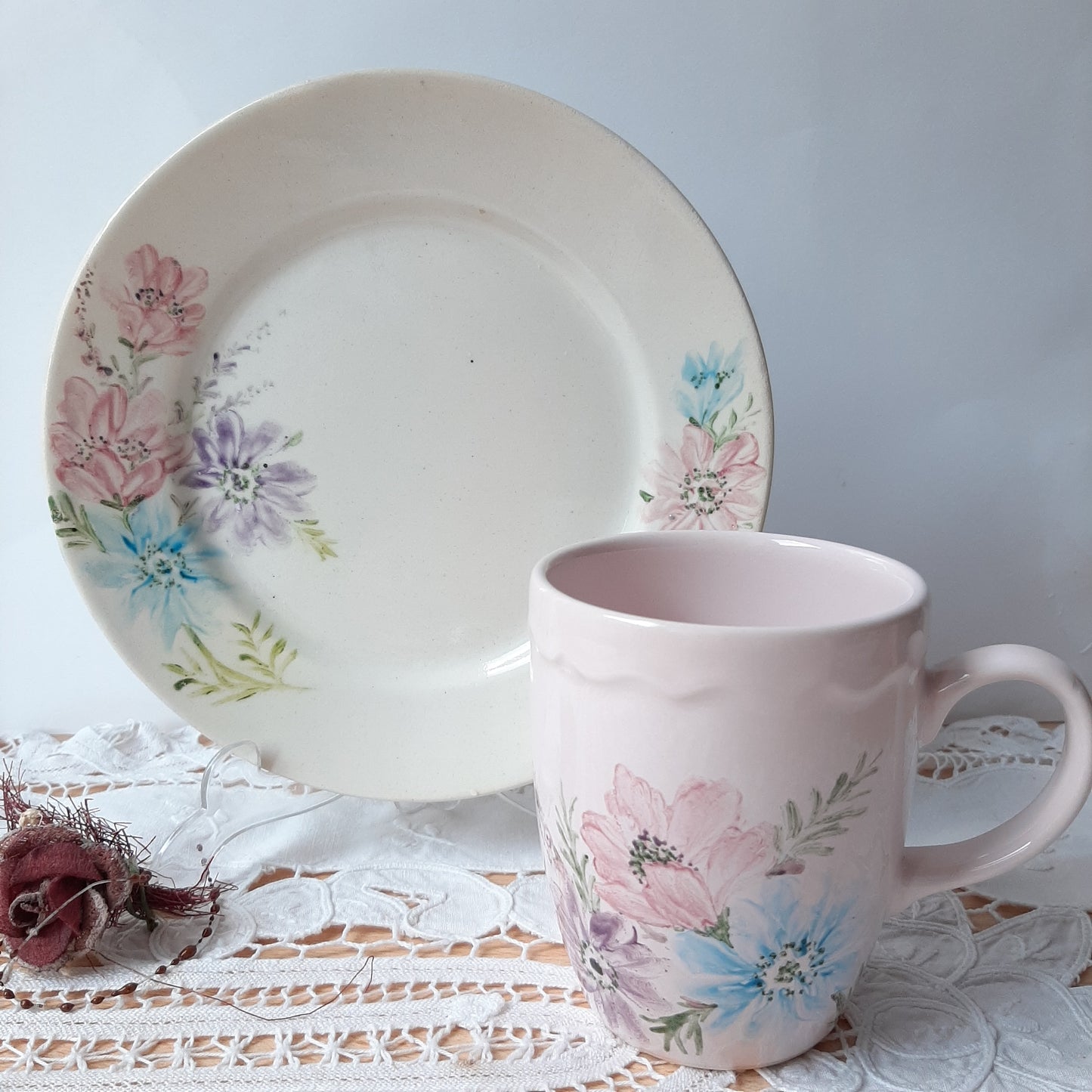 Plato y taza de porcelana esmaltado, pintado a mano, anemonas, objeto artesanal, arte floral.