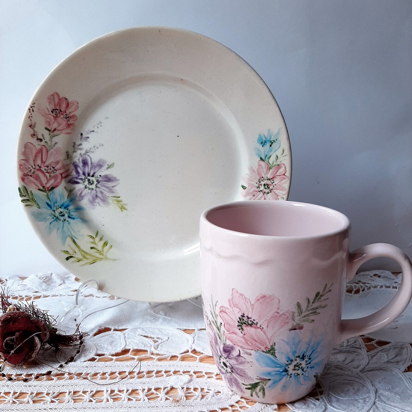 Plato y taza de porcelana esmaltado, pintado a mano, anemonas, objeto artesanal, arte floral.