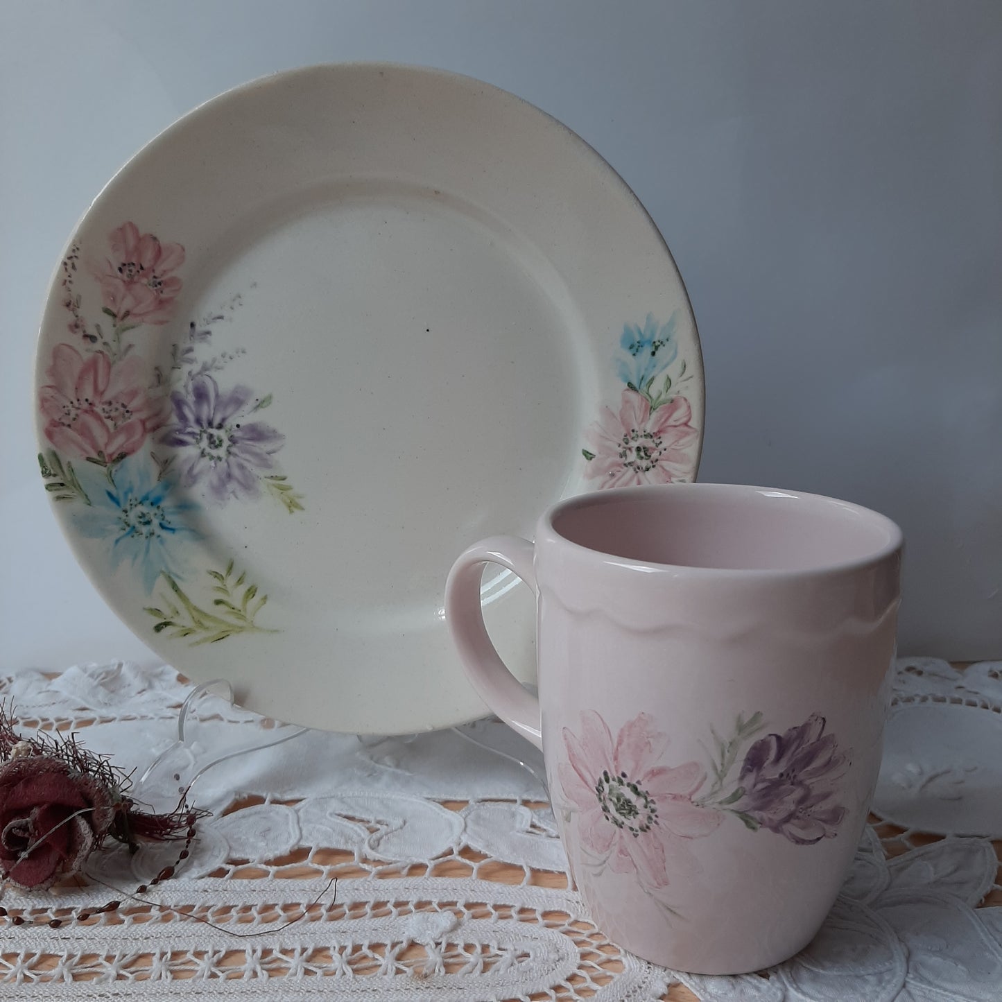 Plato y taza de porcelana esmaltado, pintado a mano, anemonas, objeto artesanal, arte floral.