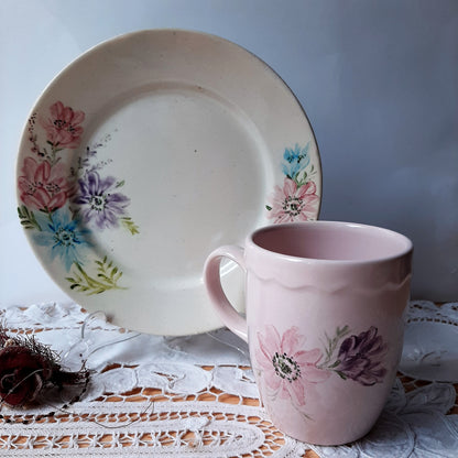 Plato y taza de porcelana esmaltado, pintado a mano, anemonas, objeto artesanal, arte floral.