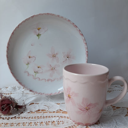 Plato y taza de porcelana esmaltado, pintado a mano, anemonas, objeto artesanal, arte floral.