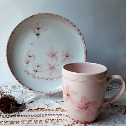 Plato y taza de porcelana esmaltado, pintado a mano, anemonas, objeto artesanal, arte floral.