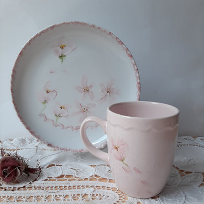 Plato y taza de porcelana esmaltado, pintado a mano, anemonas, objeto artesanal, arte floral.