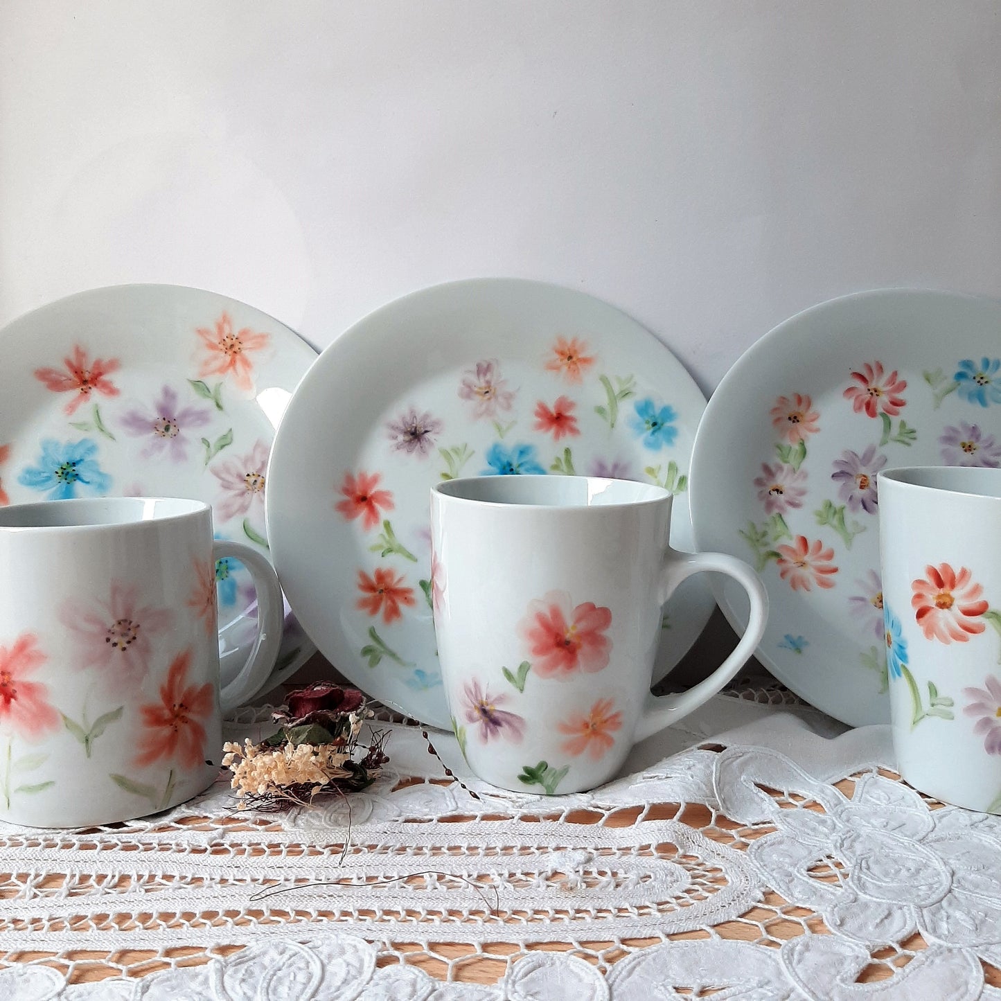 Platos  y tazas set de 4, porcelana esmaltado pintado a mano, modelo capa de torero.