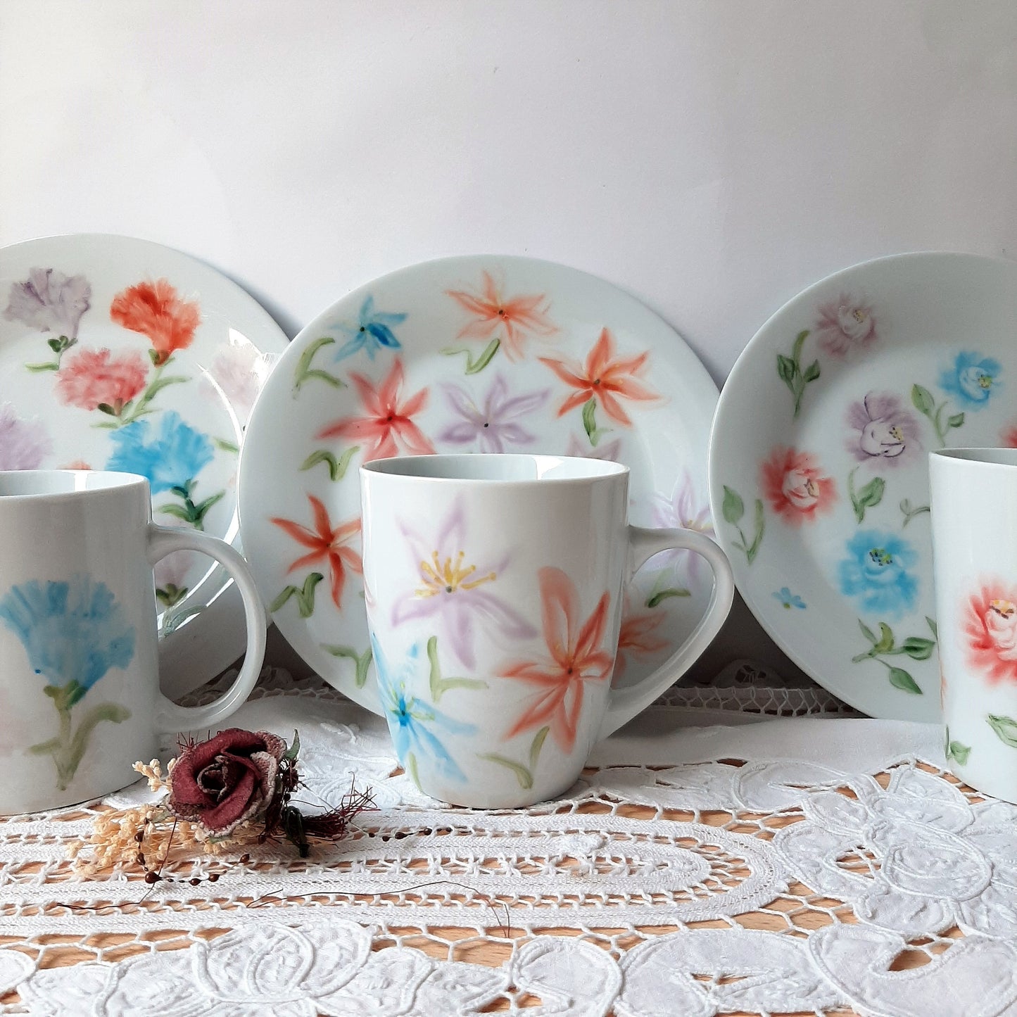 Platos  y tazas set de 4, porcelana esmaltado pintado a mano, modelo capa de torero.