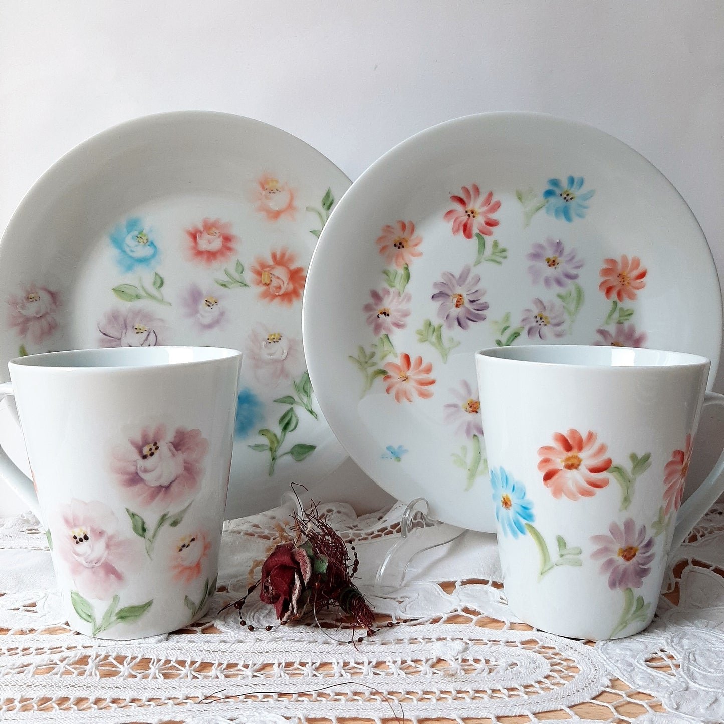 Platos  y tazas set de 4, porcelana esmaltado pintado a mano, modelo capa de torero.