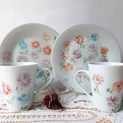 Platos  y tazas set de 4, porcelana esmaltado pintado a mano, modelo capa de torero.