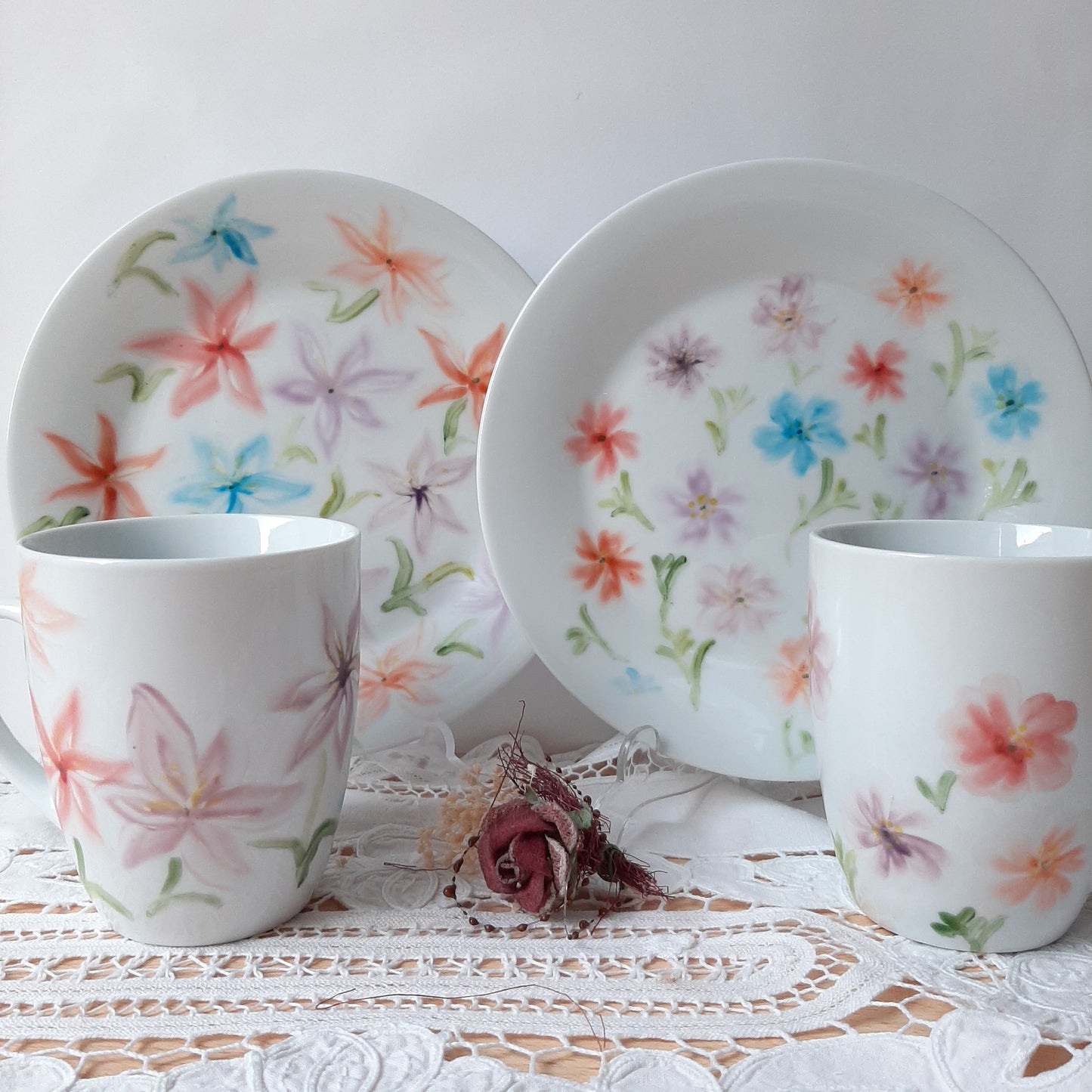 Platos  y tazas set de 4, porcelana esmaltado pintado a mano, modelo capa de torero.