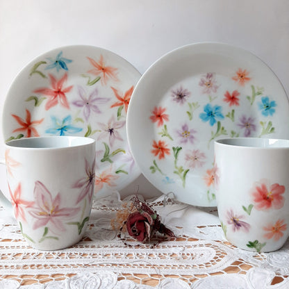 Platos  y tazas set de 4, porcelana esmaltado pintado a mano, modelo capa de torero.