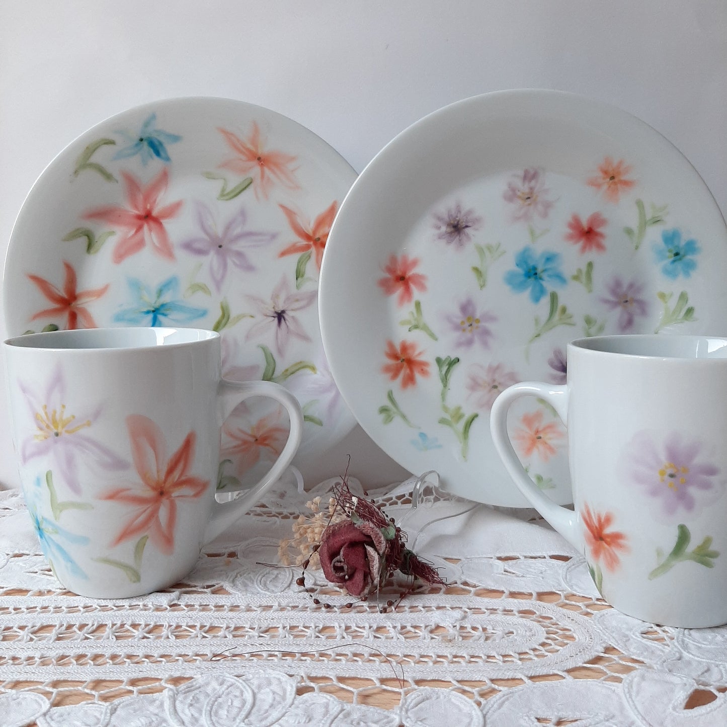 Platos  y tazas set de 4, porcelana esmaltado pintado a mano, modelo capa de torero.