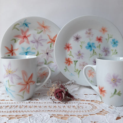 Platos  y tazas set de 4, porcelana esmaltado pintado a mano, modelo capa de torero.