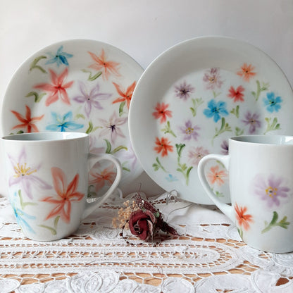 Platos  y tazas set de 4, porcelana esmaltado pintado a mano, modelo capa de torero.