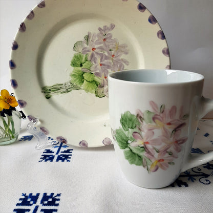 Plato y taza de porcelana esmaltado, pintado a mano, violetas, objeto artesanal, arte floral.