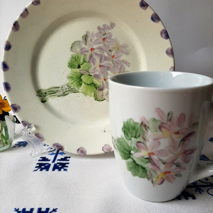 Plato y taza de porcelana esmaltado, pintado a mano, violetas, objeto artesanal, arte floral.