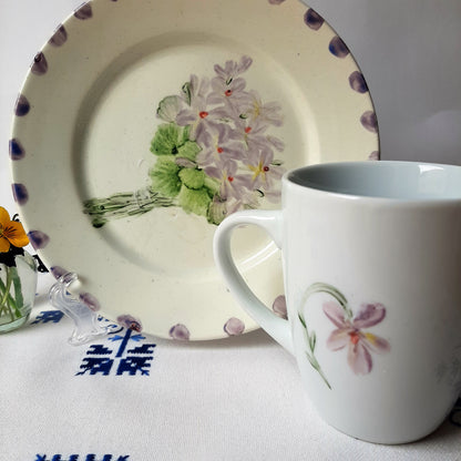 Plato y taza de porcelana esmaltado, pintado a mano, violetas, objeto artesanal, arte floral.