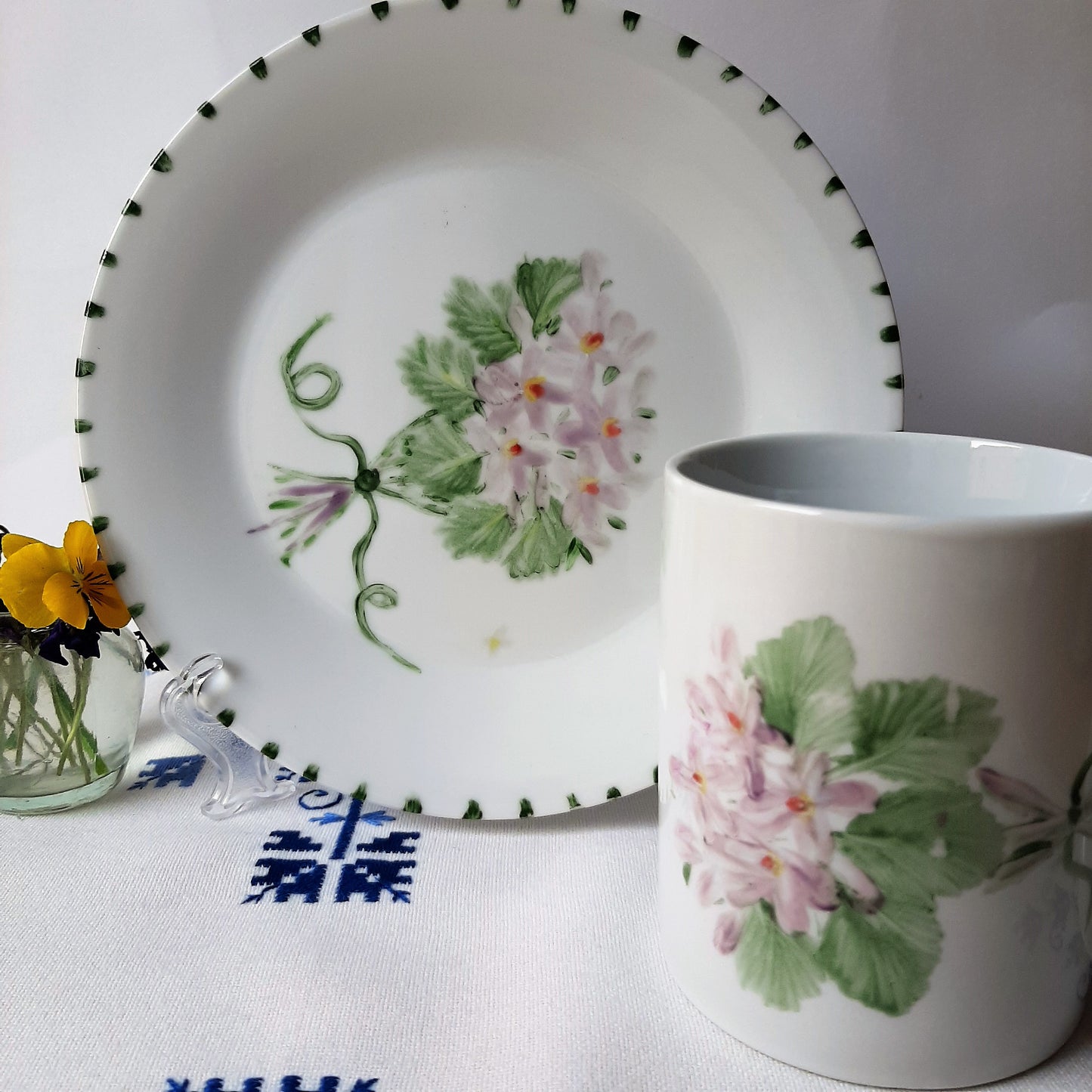 Plato y taza de porcelana esmaltado, pintado a mano, violetas, objeto artesanal, arte floral.