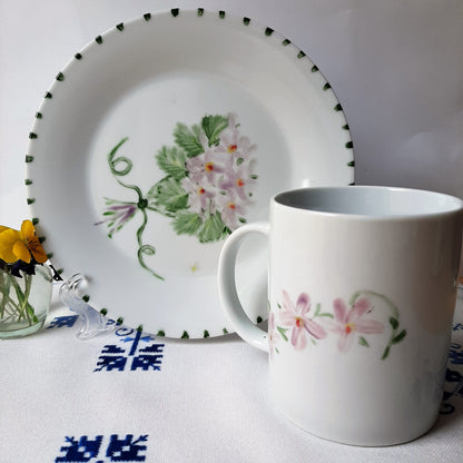 Plato y taza de porcelana esmaltado, pintado a mano, violetas, objeto artesanal, arte floral.