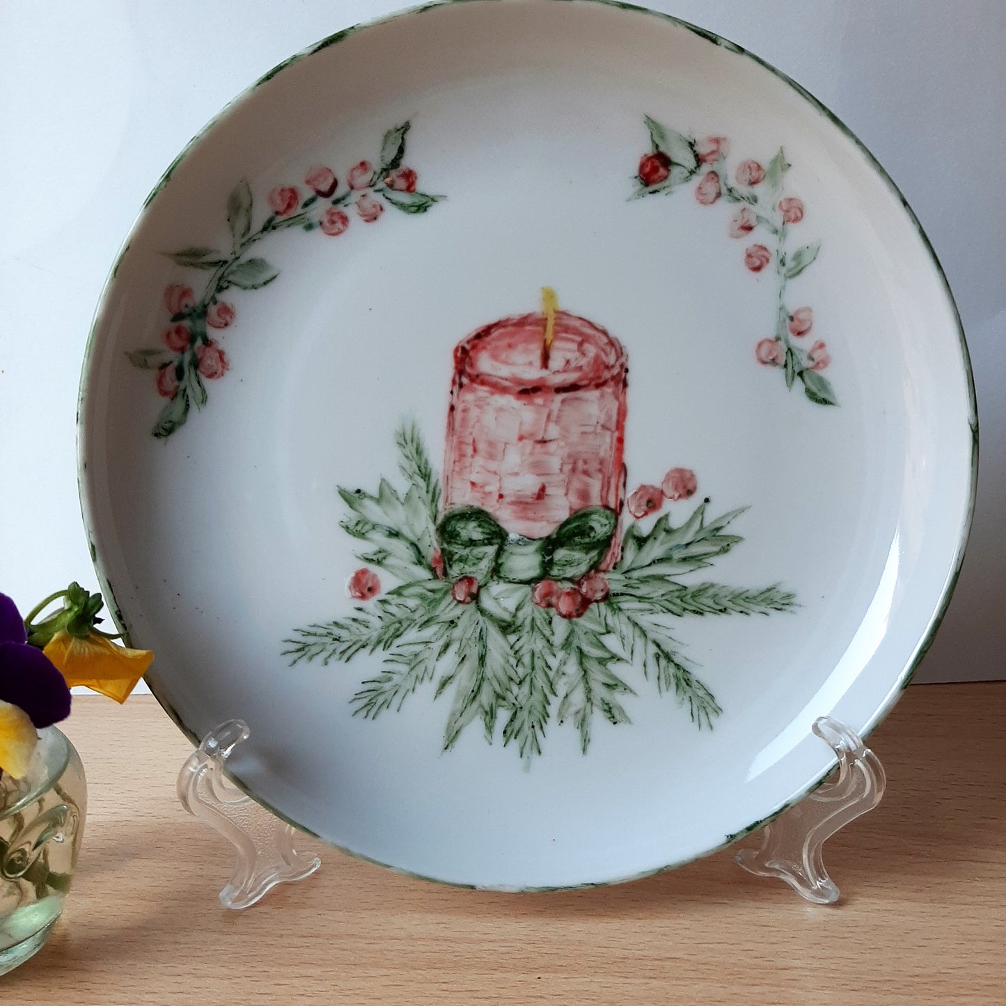 Plato esmaltado de porcelana, pintado a mano,  motivo navideño, único, artesanal, no calcomania.