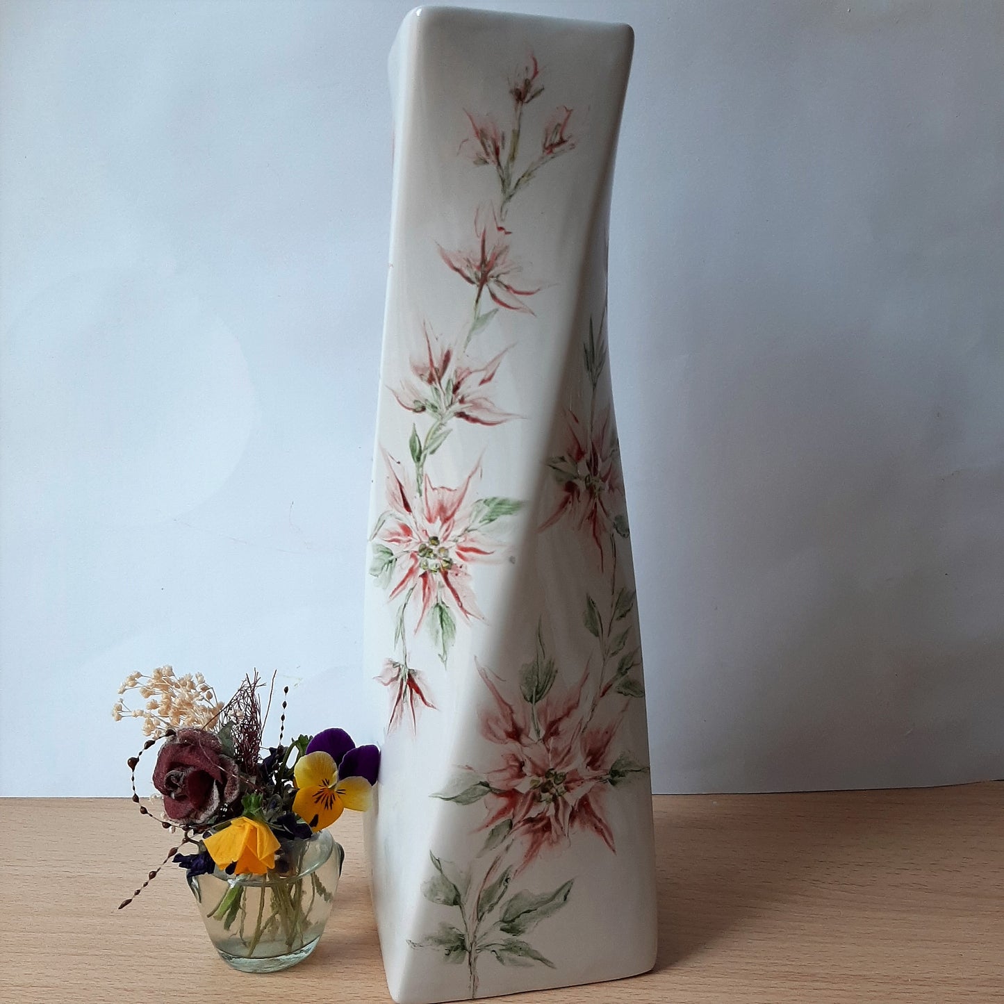 Jarrón de porcelana pintado a mano floral artesanal único decorativo.