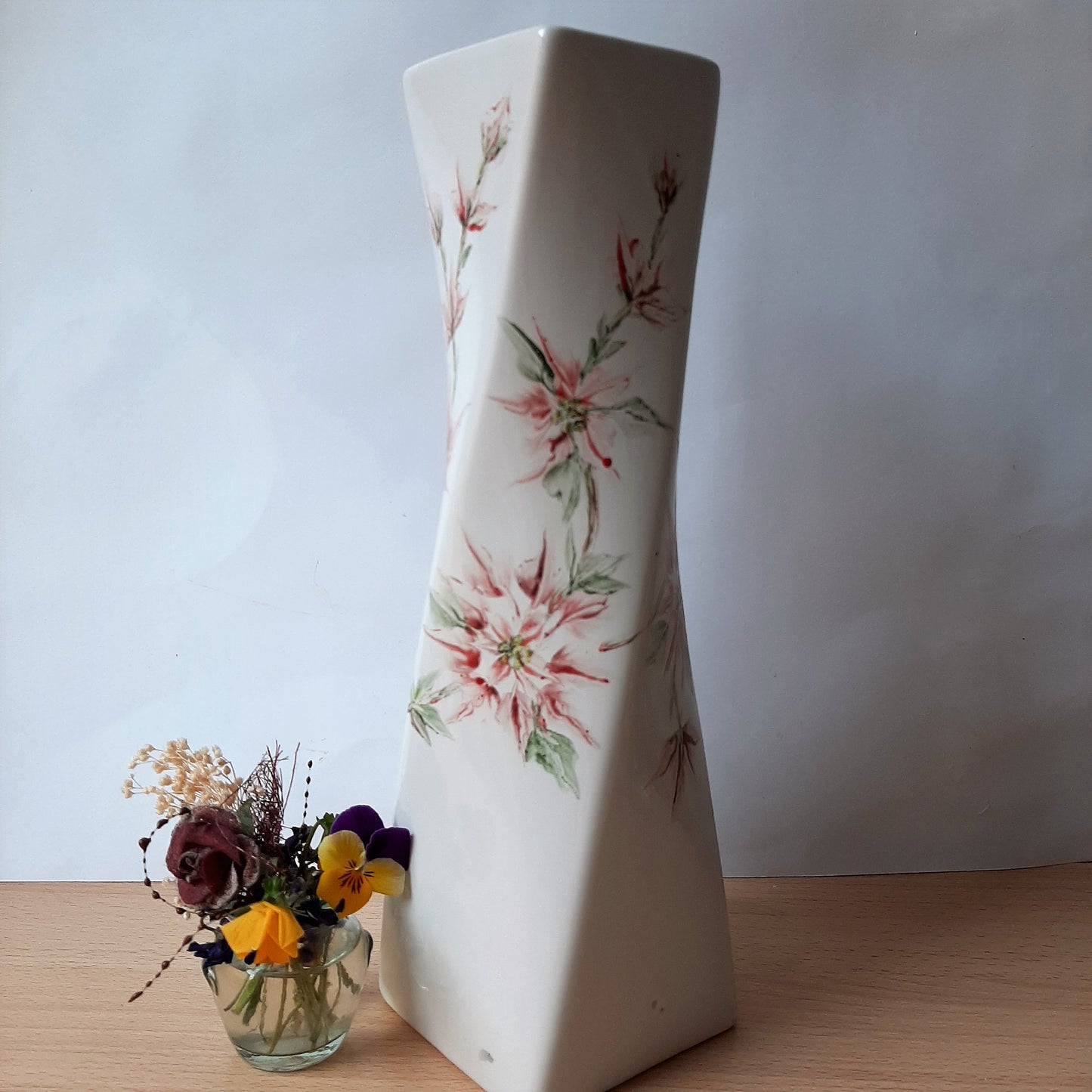 Jarrón de porcelana pintado a mano floral artesanal único decorativo.