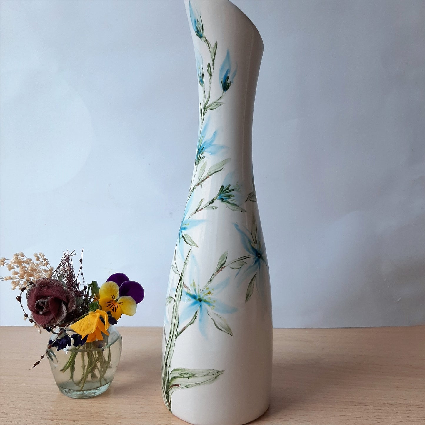 Jarrón de porcelana esmaltado pintado a mano floral artesanal único.