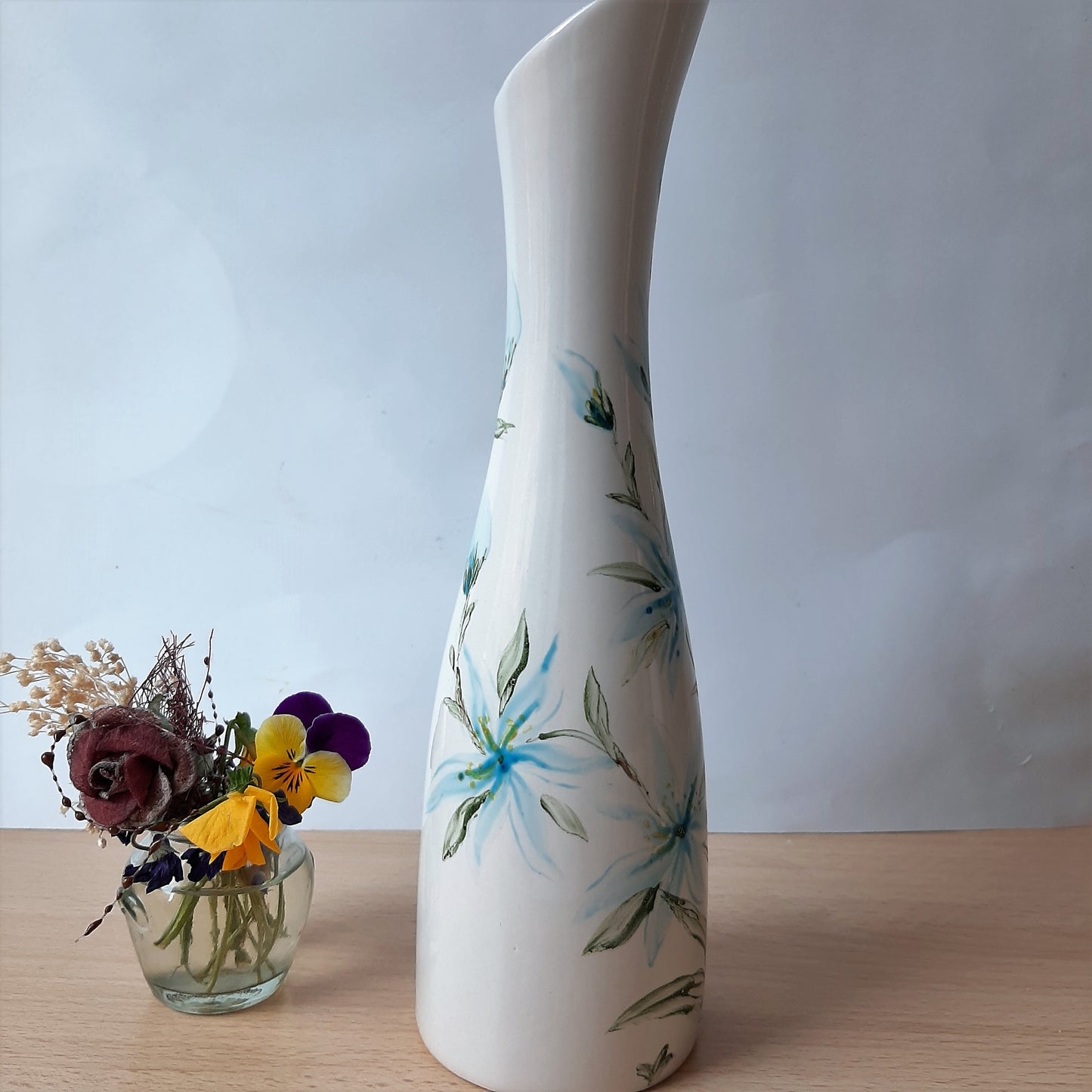 Jarrón de porcelana esmaltado pintado a mano floral artesanal único.