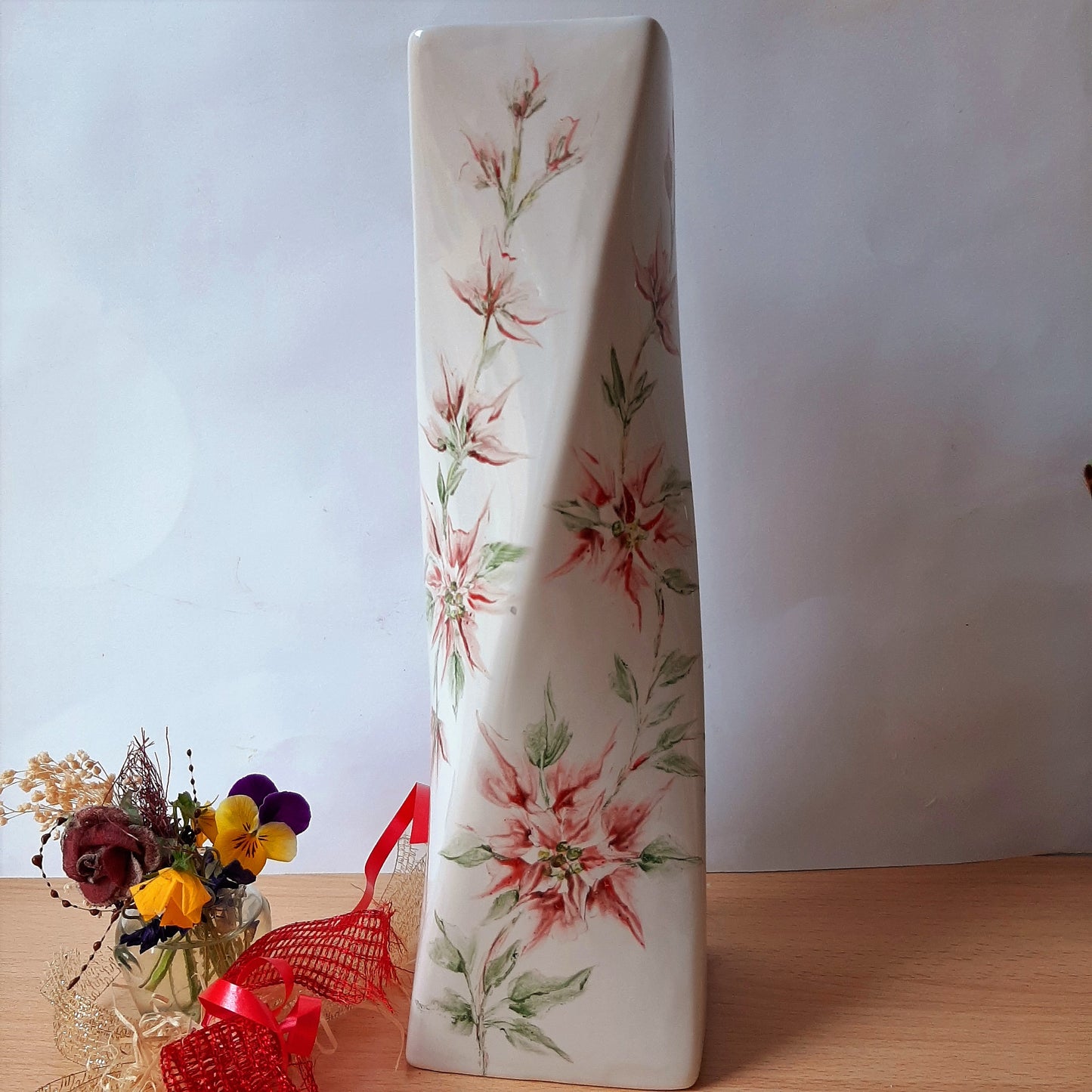 Jarrón de porcelana pintado a mano floral artesanal único decorativo.