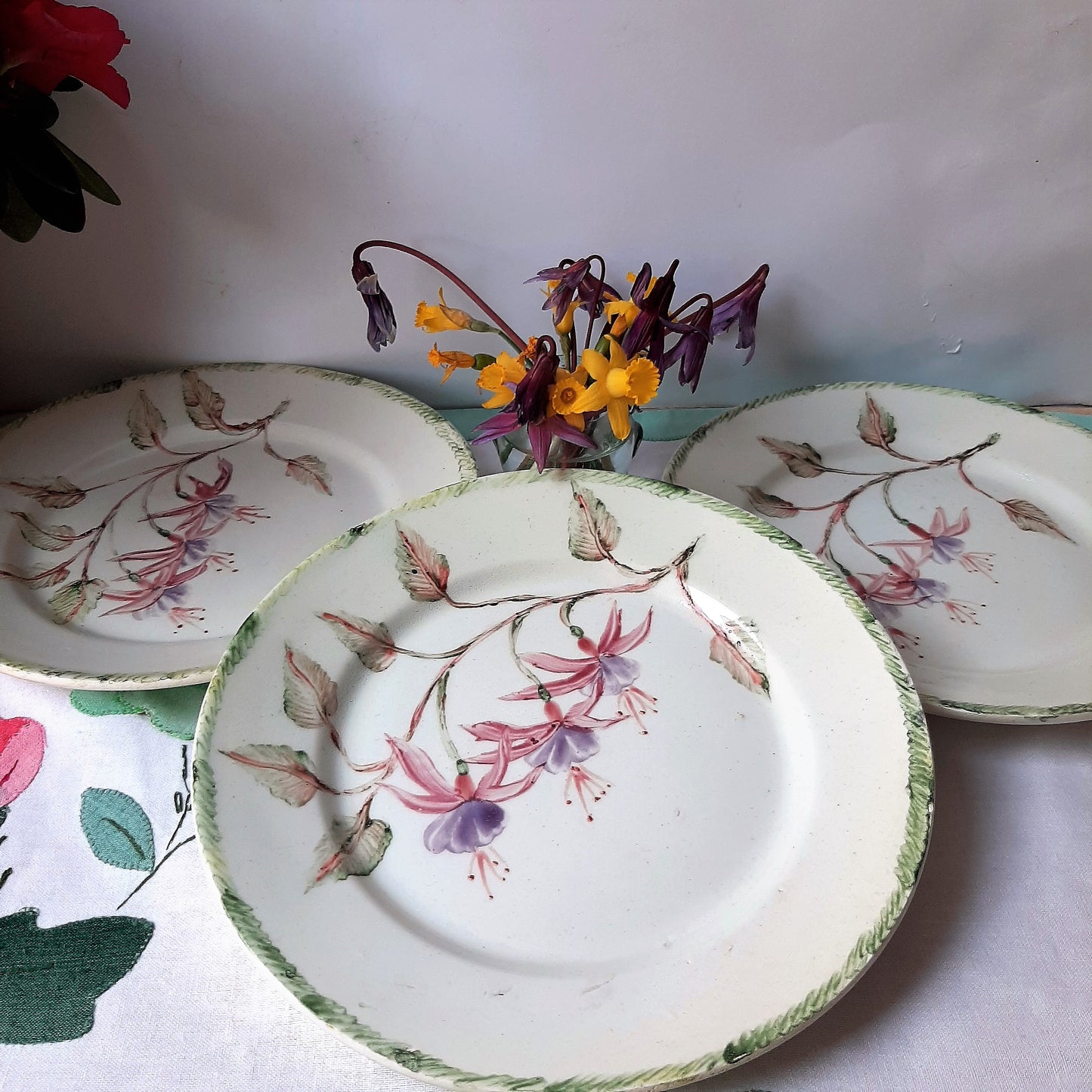 Vajilla set de 3 porcelana pintada a mano pendientes de la reina floral artesanal.