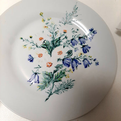 Plato y taza de porcelana esmaltado, pintado a mano, margaritas con silvestres, objeto artesanal, arte floral, únicos.