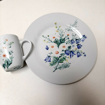 Plato y taza de porcelana esmaltado, pintado a mano, margaritas con silvestres, objeto artesanal, arte floral, únicos.