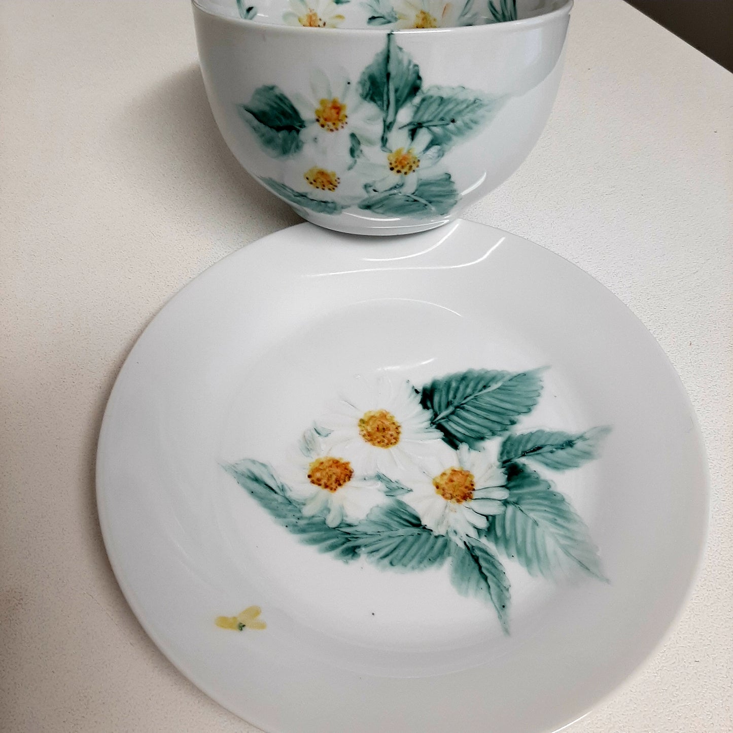 Plato y taza de porcelana esmaltado, pintado a mano, margaritas, objeto artesanal, arte floral, únicos .