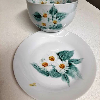 Plato y taza de porcelana esmaltado, pintado a mano, margaritas, objeto artesanal, arte floral, únicos .