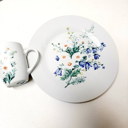 Plato y taza de porcelana esmaltado, pintado a mano, margaritas con silvestres, objeto artesanal, arte floral, únicos.