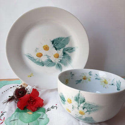 Plato y taza de porcelana esmaltado, pintado a mano, margaritas, objeto artesanal, arte floral, únicos .