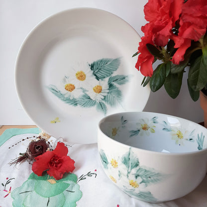 Plato y taza de porcelana esmaltado, pintado a mano, margaritas, objeto artesanal, arte floral, únicos .