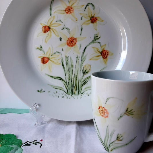 Plato y taza de porcelana esmaltado, pintado a mano, narciso, original, artesanal, arte floral, únicos .