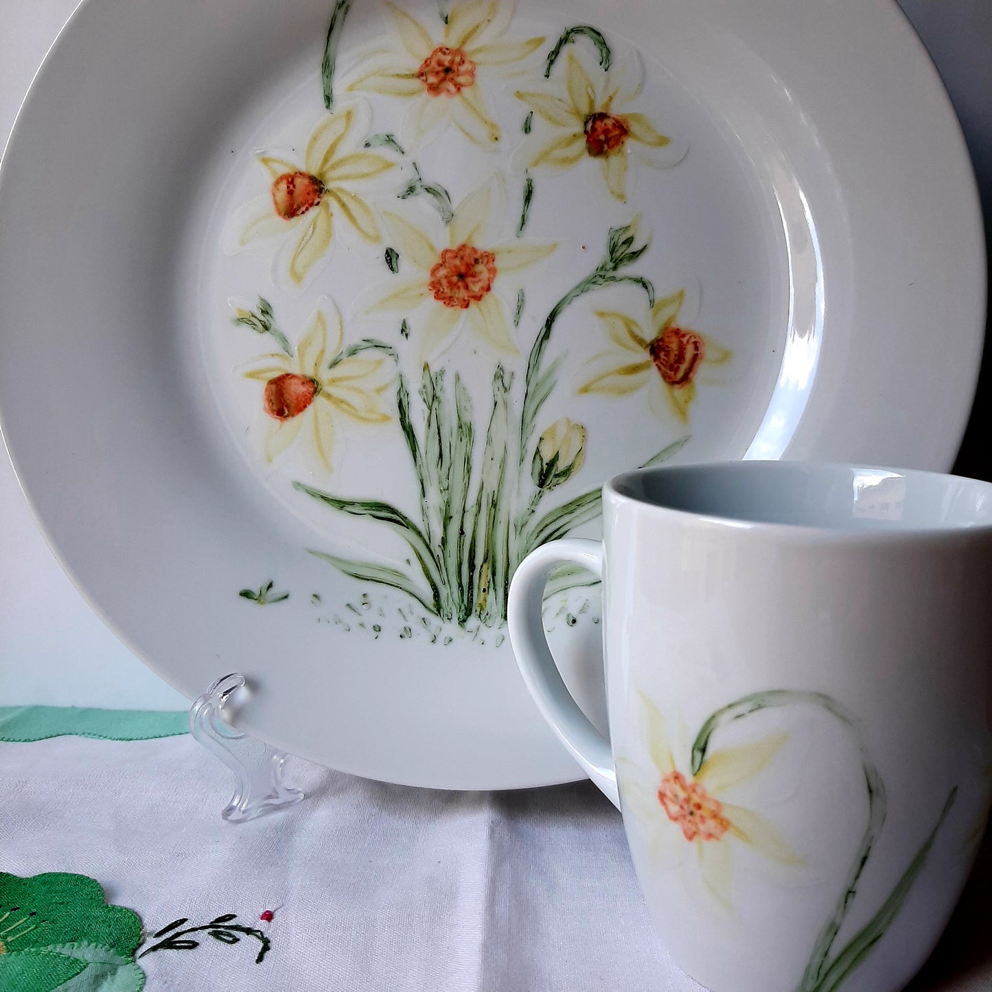 Plato y taza de porcelana esmaltado, pintado a mano, narciso, original, artesanal, arte floral, únicos .