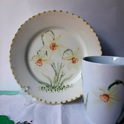 Plato y taza de porcelana esmaltado, pintado a mano, narciso, original, artesanal, arte floral, únicos .