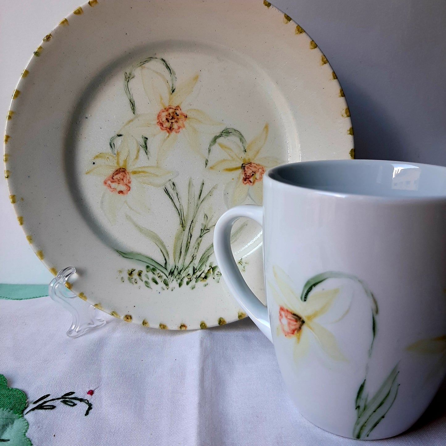 Plato y taza de porcelana esmaltado, pintado a mano, narciso, original, artesanal, arte floral, únicos .