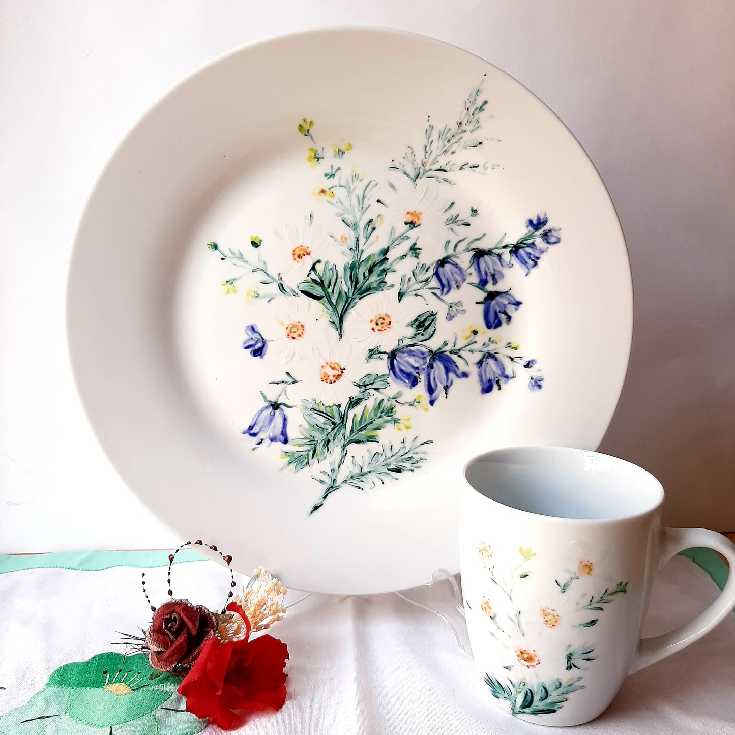 Plato y taza de porcelana esmaltado, pintado a mano, margaritas con silvestres, objeto artesanal, arte floral, únicos.